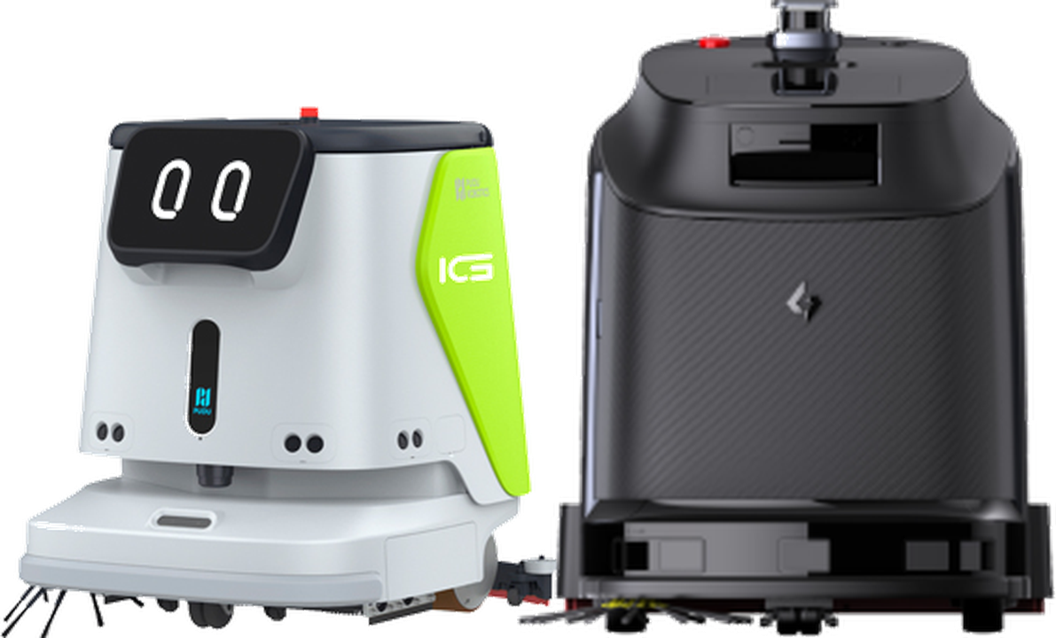 Robot PUDU CC1 màu trắng xanh cạnh robot Gausium Phantas màu đen